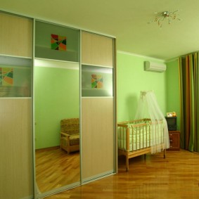 Bebek için odada yeşil duvarlar