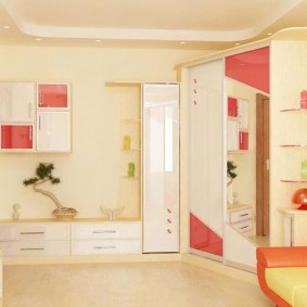Bej renkli duvarlar ile çocuk odası