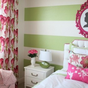 Yatak odası duvarında yeşil şeritler