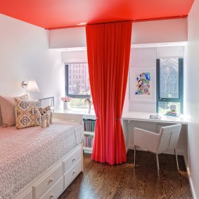 Modern bir kızın yatak odasında kırmızı perde
