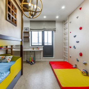 Çocuk odasının zemininde kırmızı-sarı mat