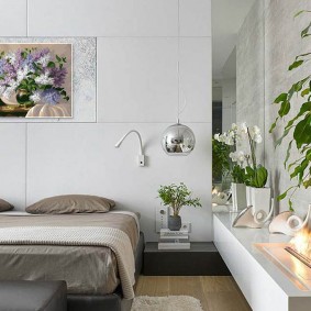 modern bir yatak odasında yeşil bitkiler