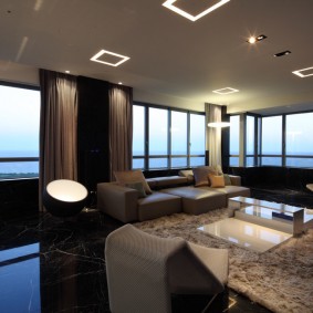 Modern bir dairenin panoramik camı