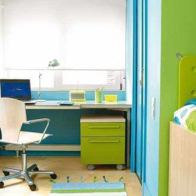 Oğlanın odasında mavi-yeşil mobilyalar