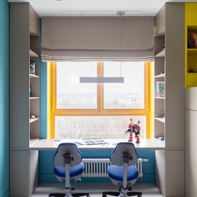מסגרות חלונות מעץ בחדר ילדים