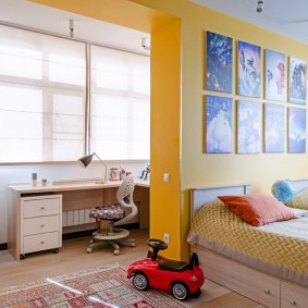 Peretele galben într-o cameră pentru doi copii