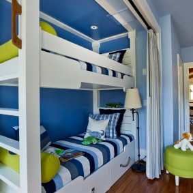 سرير بطابقين في غرفة الأولاد