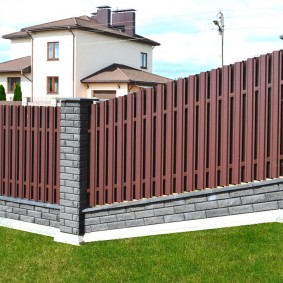 Bir eğim ile sitede çit tasarımı