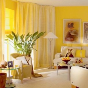 الستائر الصفراء في غرفة مشرقة