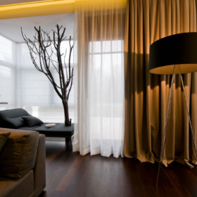 Bir ülkenin ev oturma odasında kahverengi perdeler