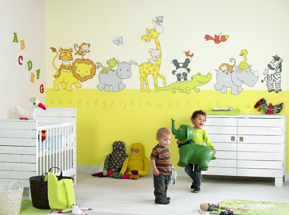 أطفال ما قبل المدرسة في الغرفة مع صورة جدارية