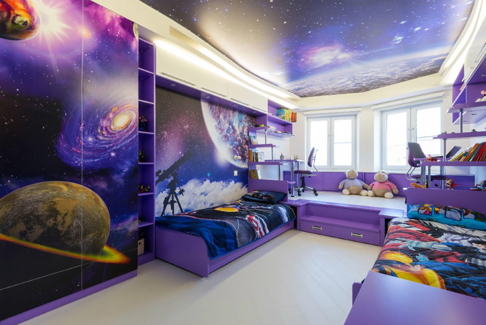 Çocuk odası tavanda duvar resimleri ile iç