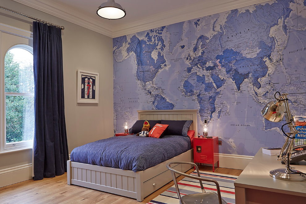 Carte du monde sur papier peint photo dans la chambre d'un garçon