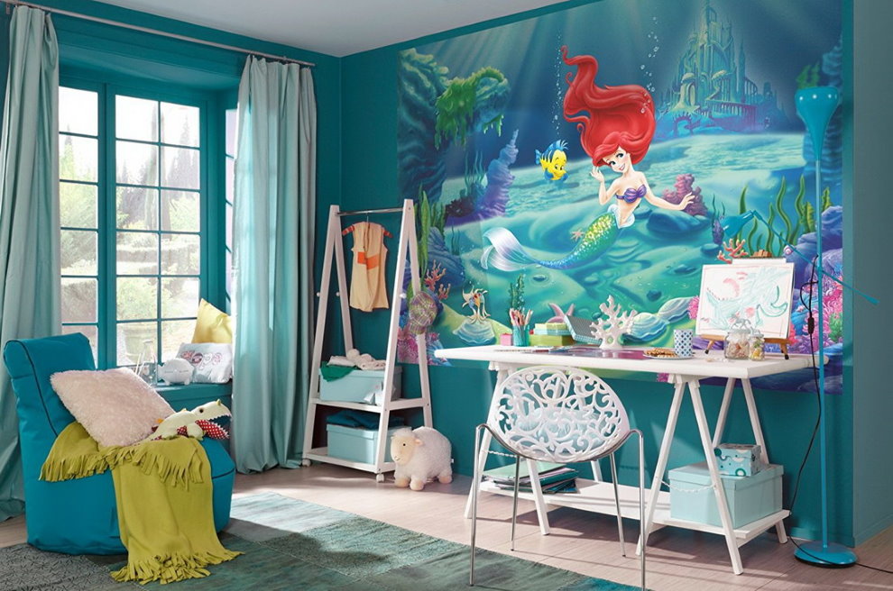 جدارية جدارية مع حورية البحر في غرفة ذات جدران زرقاء
