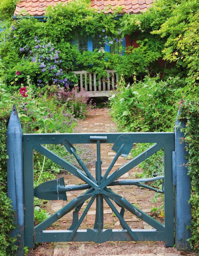 Porte de jardin faite de vieilles pelles