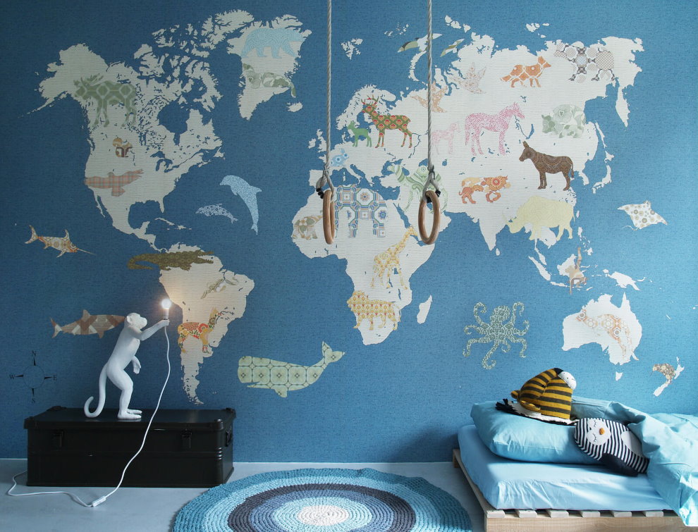 خريطة العالم على جدار الحضانة لصبي