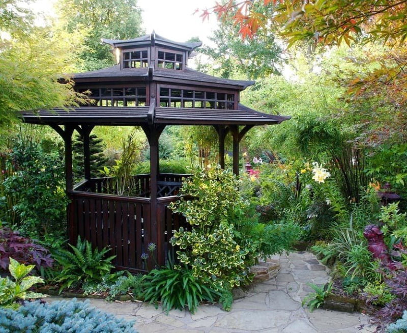 Gazebo chinois dans un jardin privé