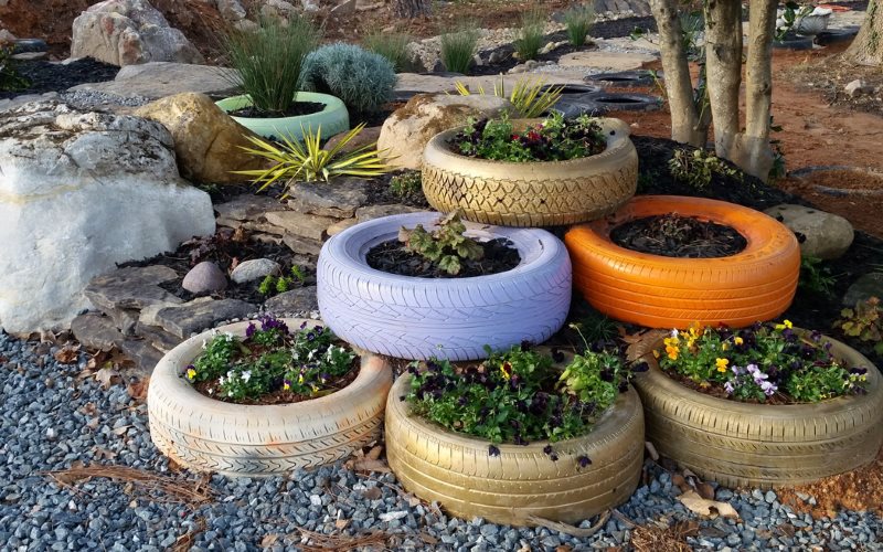 Parterre de pneus dans un jardin privé