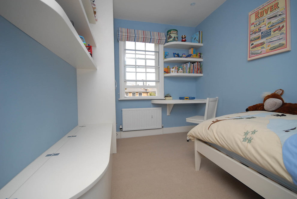 Pereți albastri ai unei camere pentru copii