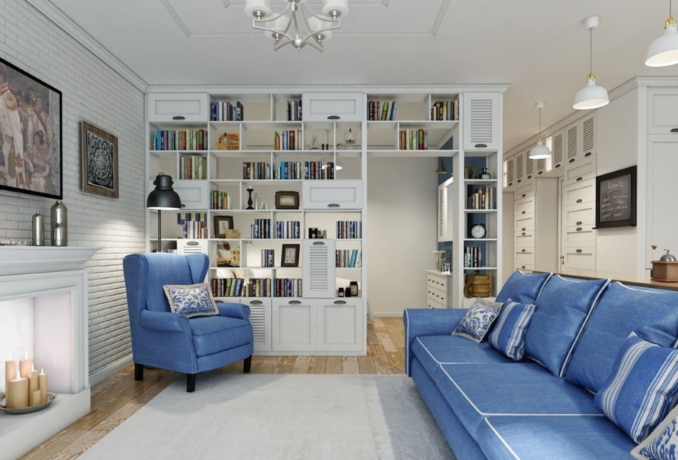 Balts grāmatu skapis zālē ar zilu dīvānu