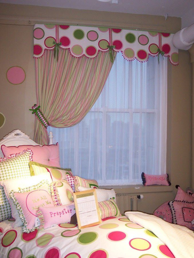 Çocuk odası sert inşaat lambrequin olan bir kız için penceresinde