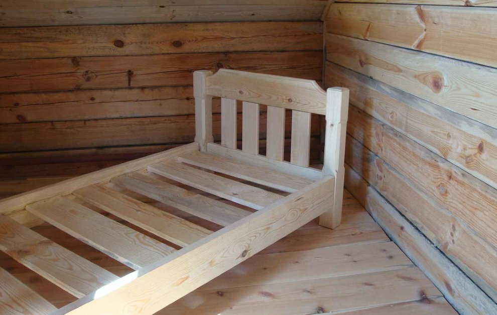 Le cadre d'un lit en bois fait maison pour les enfants