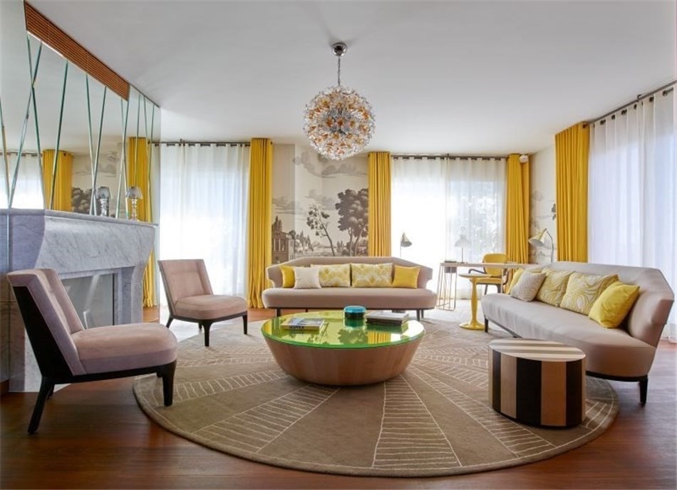 Aranjament circular al mobilierului în hol cu ​​perdele galbene