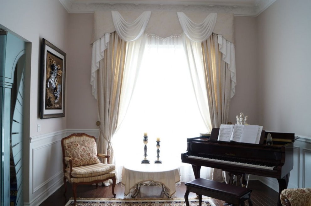 Pelmet sophistiqué dans une pièce avec un piano