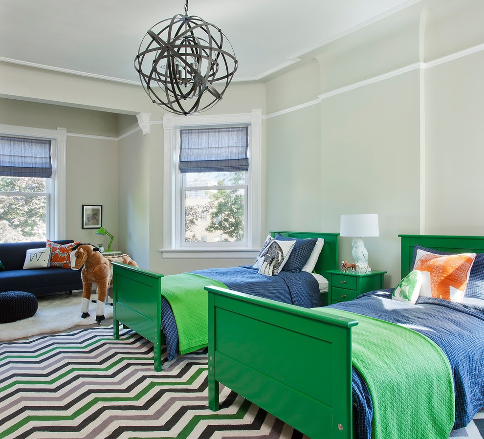 Erkekler için bir odada yeşil yataklar