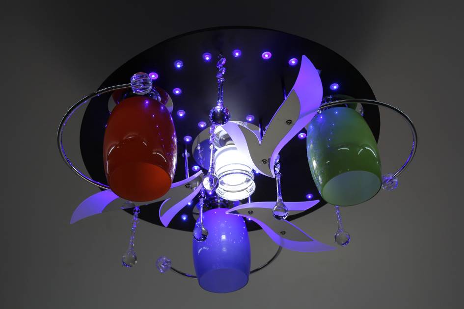 מנורה צמודית עם גוונים צבעוניים