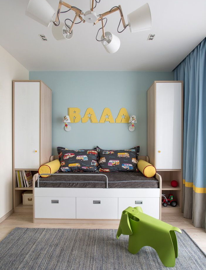 Bir okul çocuğu çocuk için modern mobilya