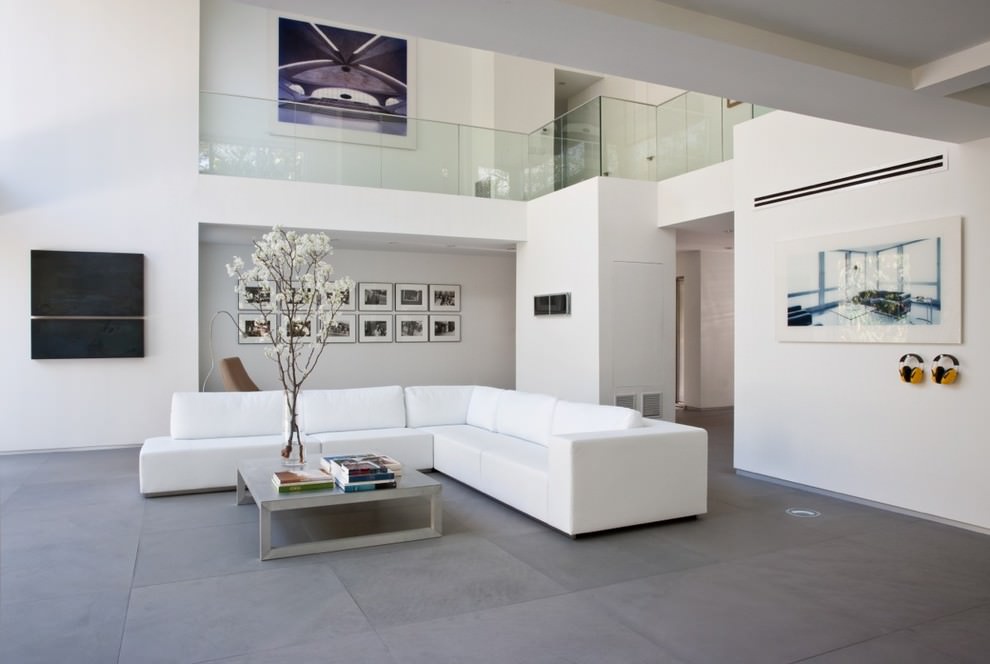 Grand canapé blanc dans une pièce de style minimaliste