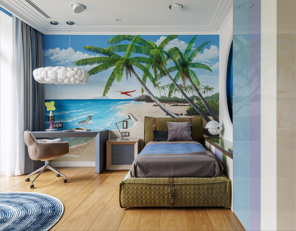 Papier peint à palmiers dans une chambre d'enfant de style marin