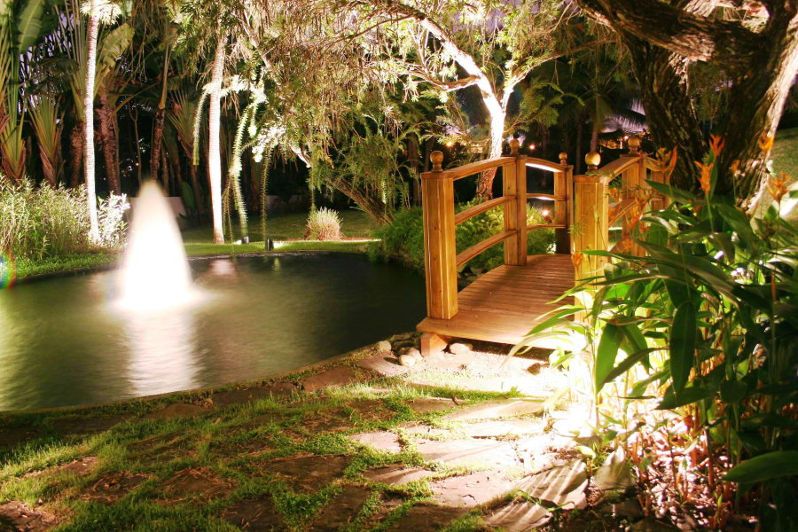 Gece bahçesinde ahşap köprü