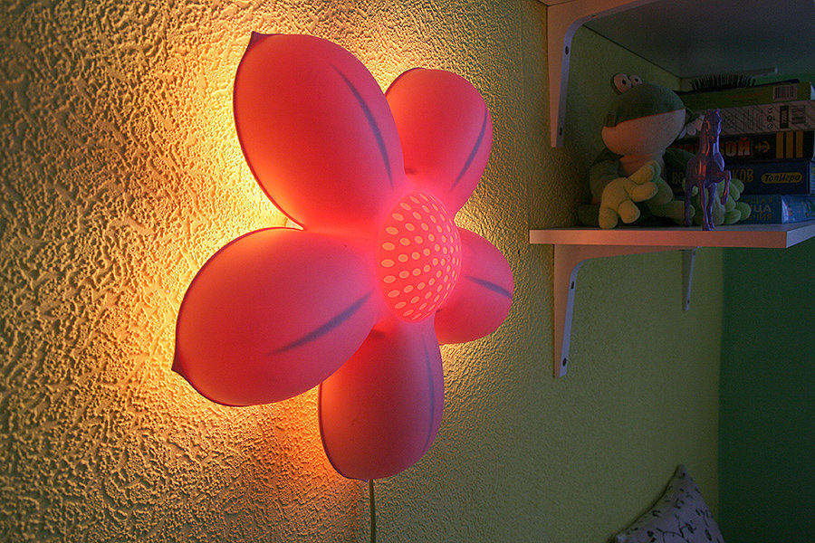מנורת לילה בחדר של ילדה קטנה