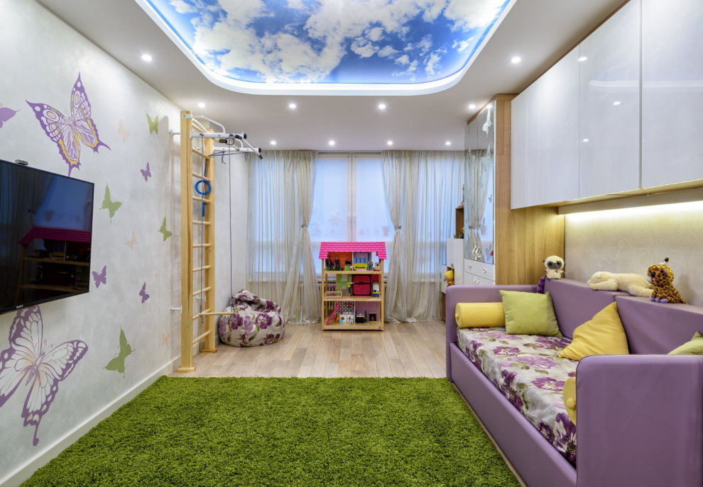 Bir çocuk için bir oda katta yeşil halı