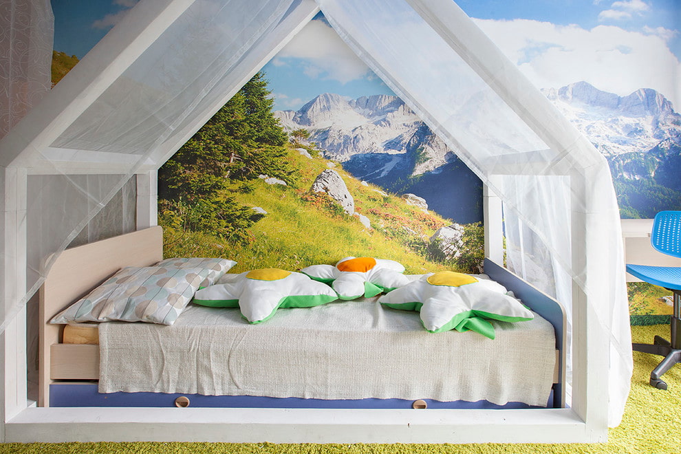 Lit pour enfants avec une tente sur le fond de papier peint photo avec un paysage