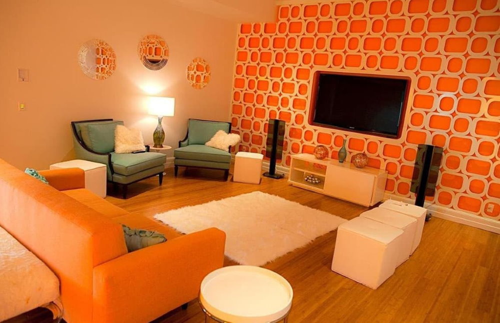 Kare şekilli bir oturma odasında turuncu duvar kağıdı