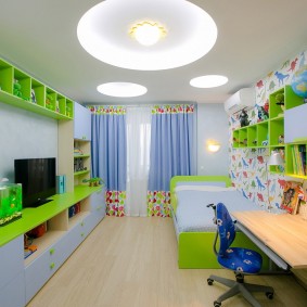 אורות תקרה בחדר של ילד בגיל בית הספר