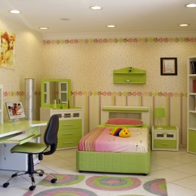 Çocuk odasında yeşil mobilya
