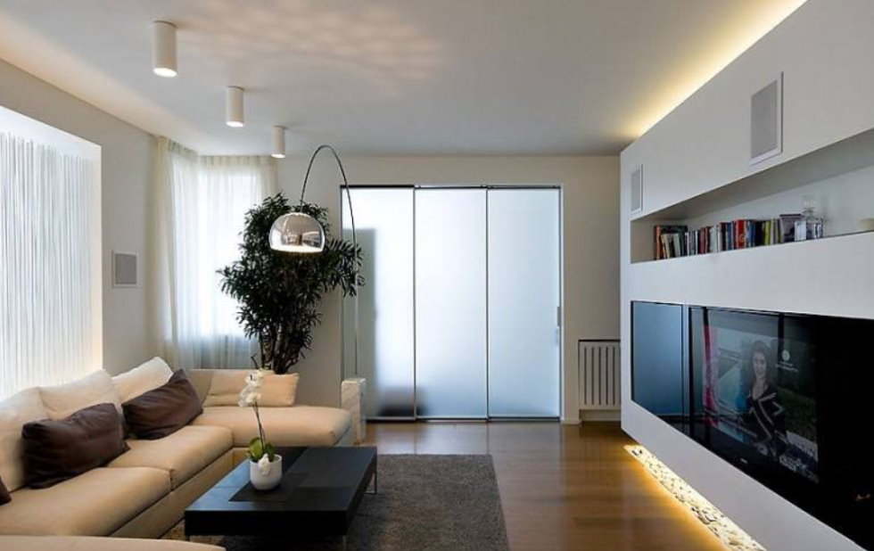 إضاءة سقف منخفضة في غرفة المعيشة الحديثة