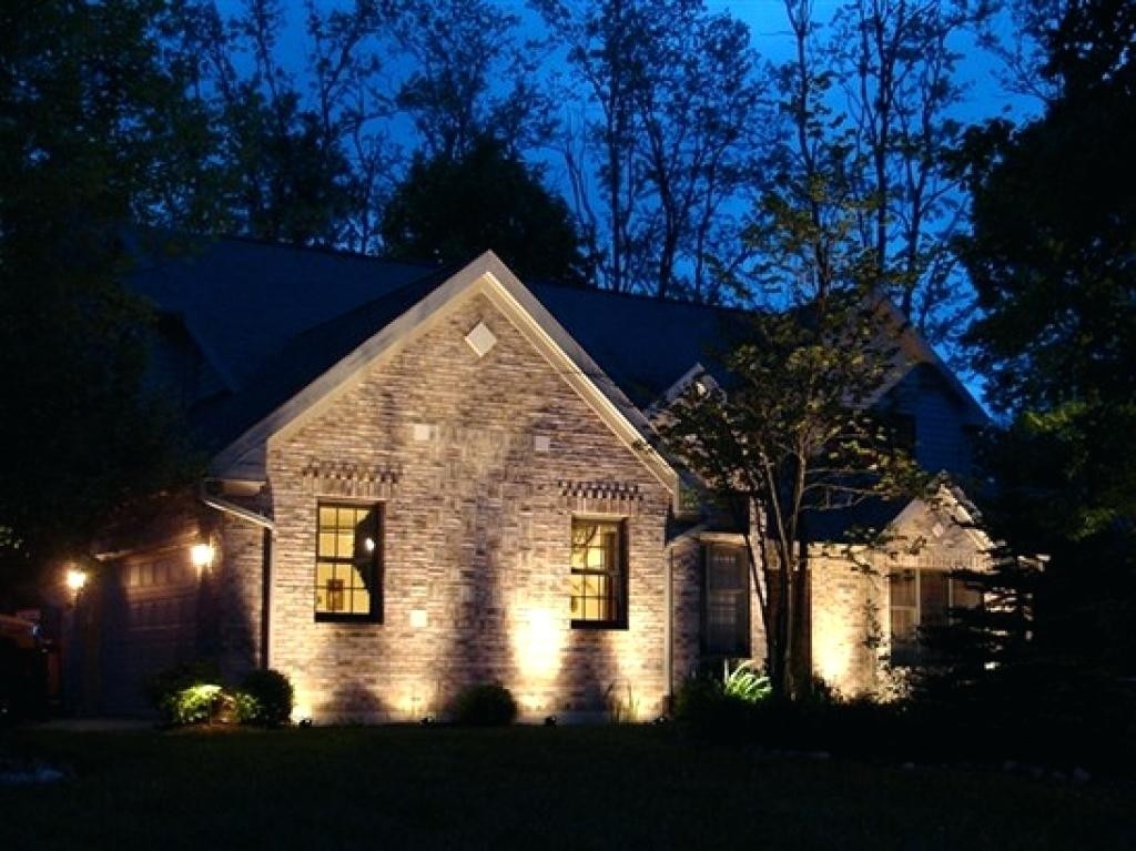 Illumination nocturne des murs d'une maison de campagne