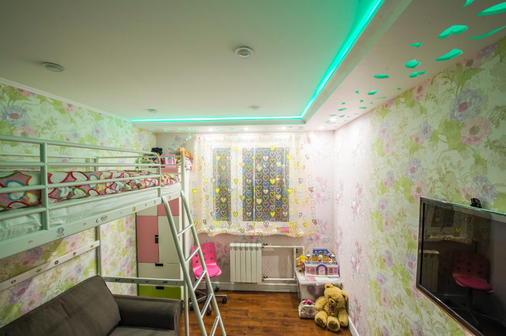 Illumination couleur du plafond dans la chambre des enfants