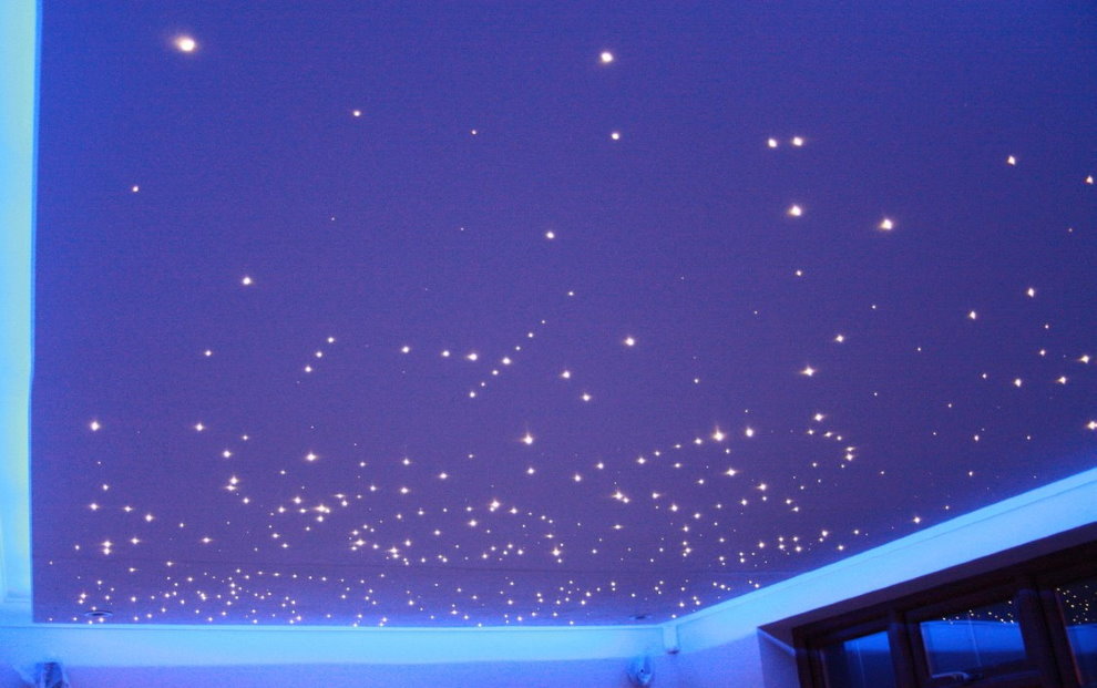 Des néons étoilés au plafond dans la pépinière