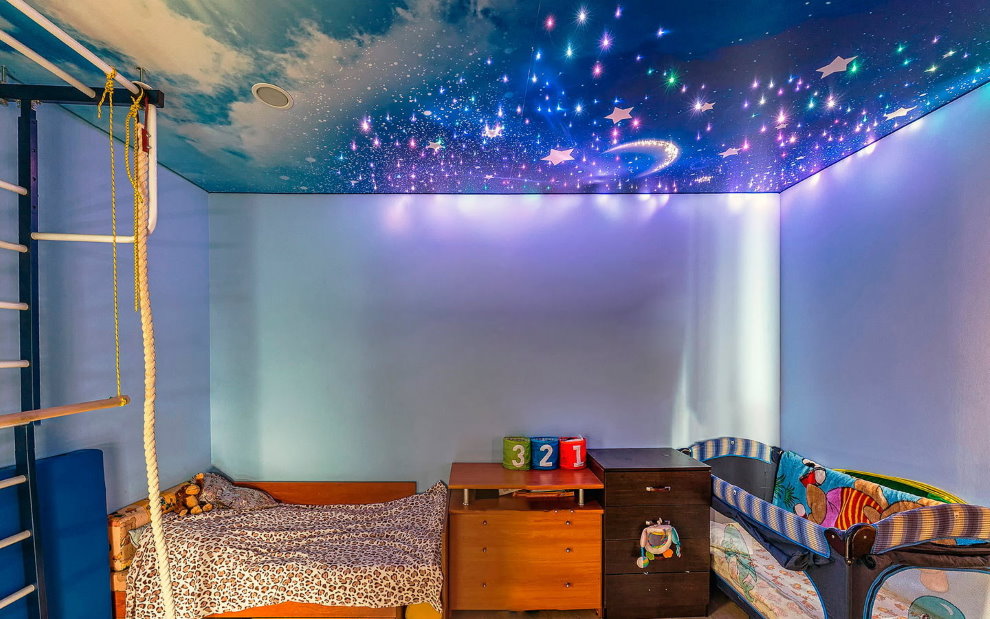 Chambre d'enfants avec plafond ciel étoilé