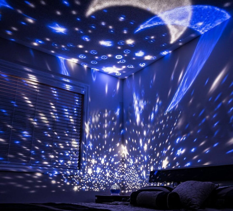 إسقاط السماء المرصعة بالنجوم على سقف غرفة نوم الأطفال