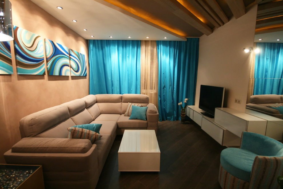 Canapé d'angle dans le salon avec rideaux bleus.