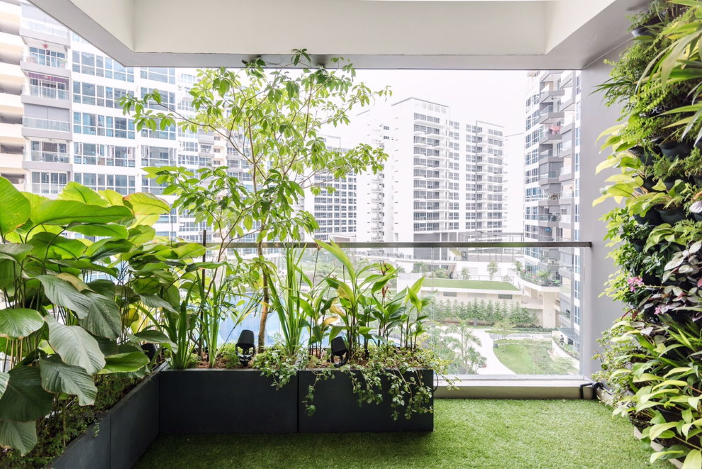 Plantes vertes sur la loggia d'un immeuble