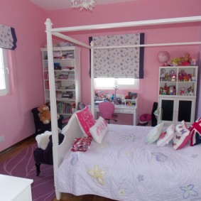 Chambre confortable avec des murs roses