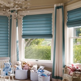 Özel bir evde bir oda penceresinde mavi perdeler